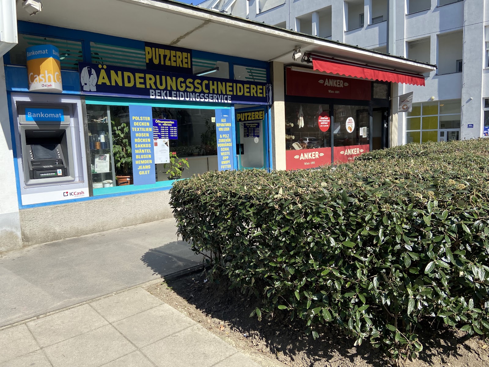 Schaufenster mit Leistungsliste und Öffnungszeiten