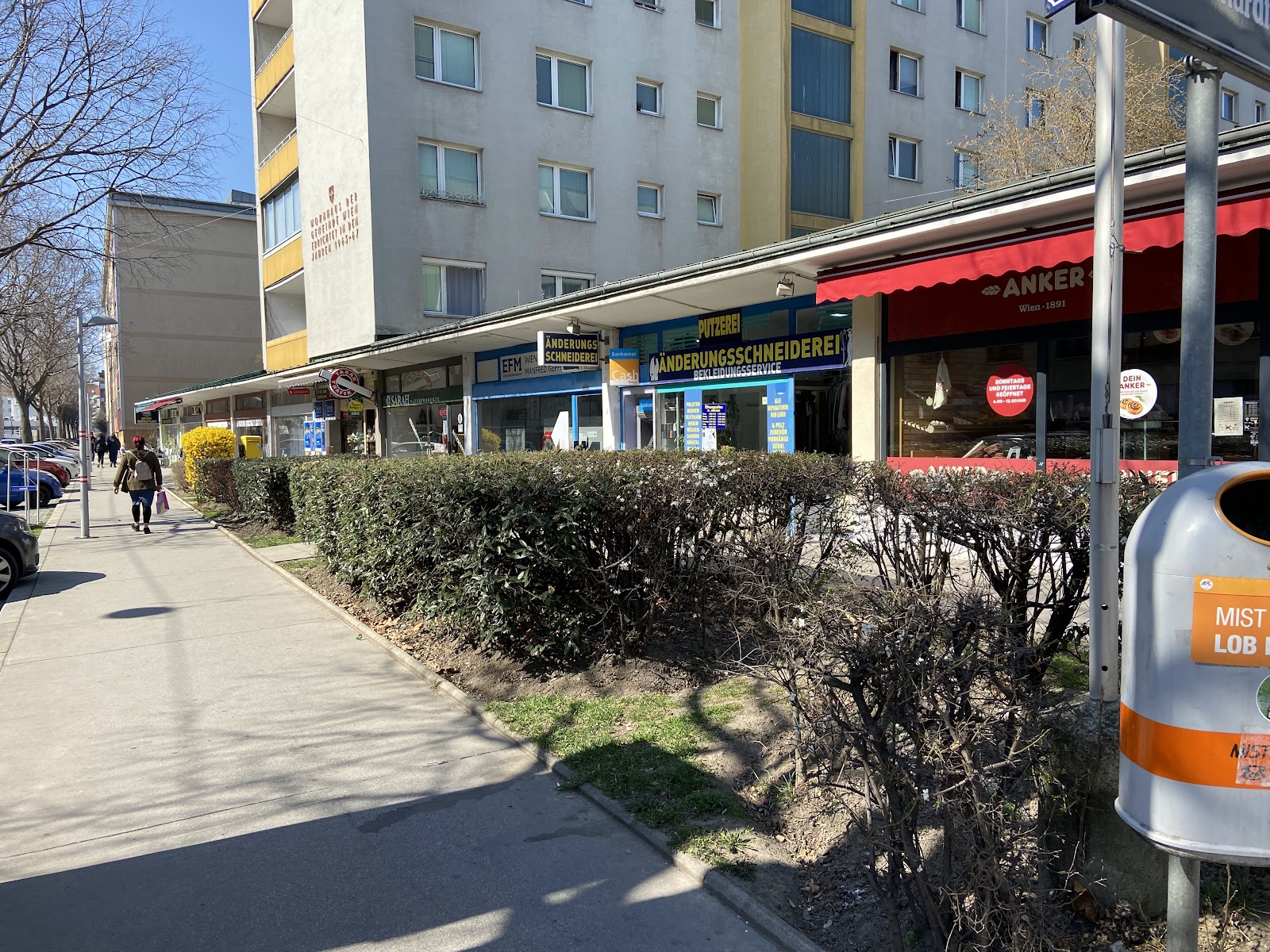 Außenansicht der Ladenzeile mit Änderungsschneiderei